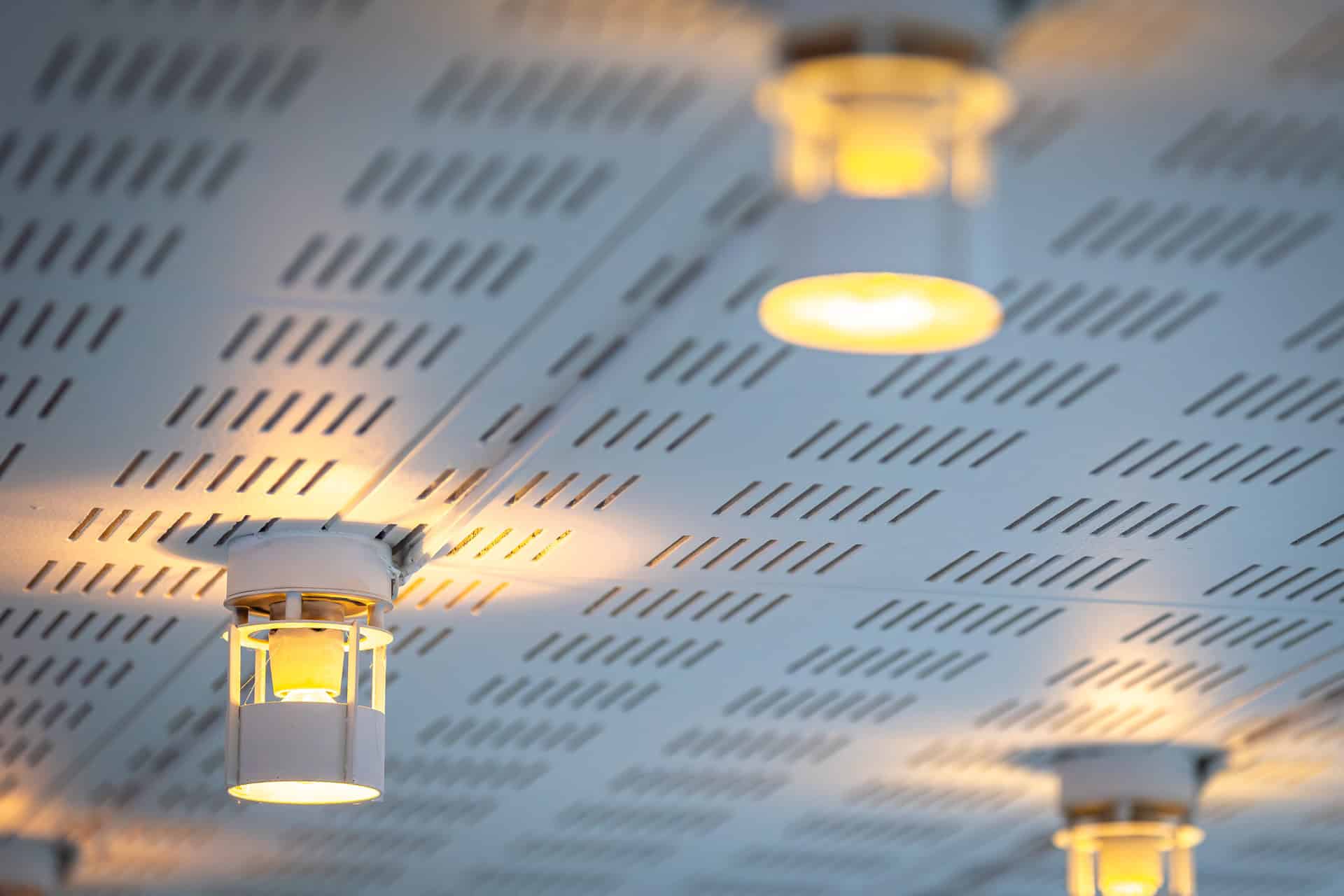 Lamper i loftet, som er sat op af en elektriker i Søborg