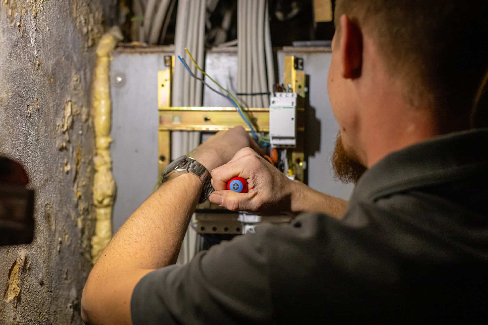 MB El-teknik, hvor en af deres elektrikere er ved at lave en elinstallation i Taastrup